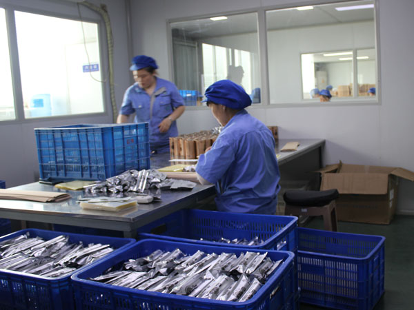 自己做膏藥生產(chǎn)商自己建廠合適還是找代加工廠家合作貼牌？